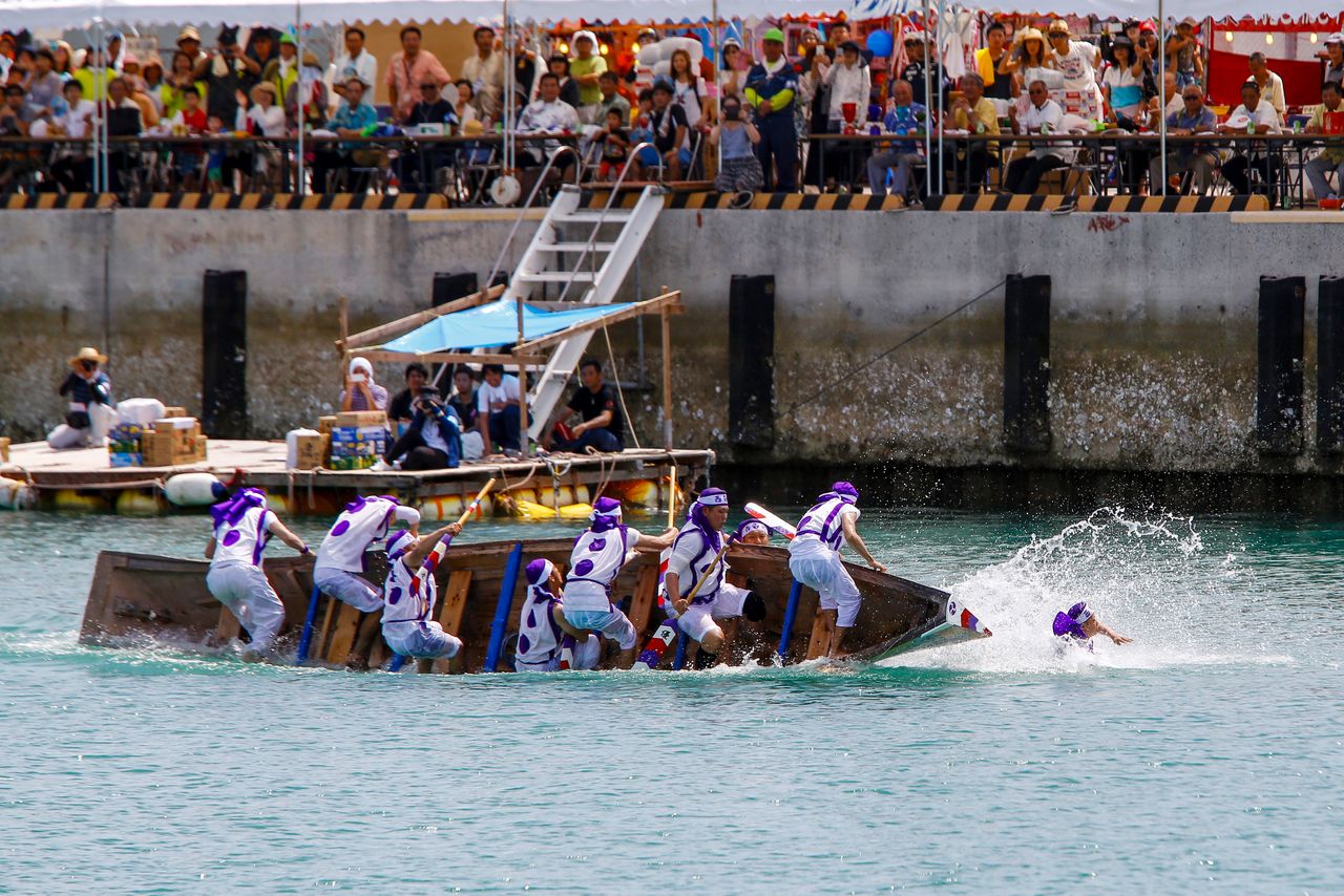 tinh-huong-lat-up-thuyen